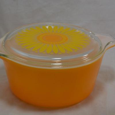 Set of 2 Vintage Sunflower Pyrex w/ Lids