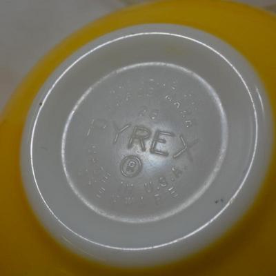 Set of 2 Vintage Sunflower Pyrex w/ Lids