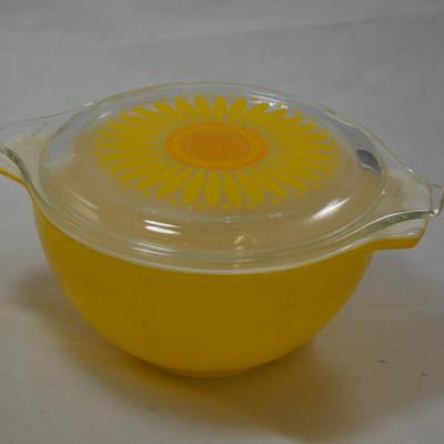 Set of 2 Vintage Sunflower Pyrex w/ Lids