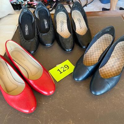 Lot of 4 pairs of shoes.