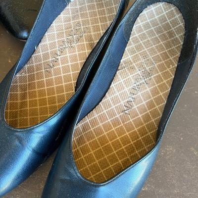 Lot of 4 pairs of shoes.