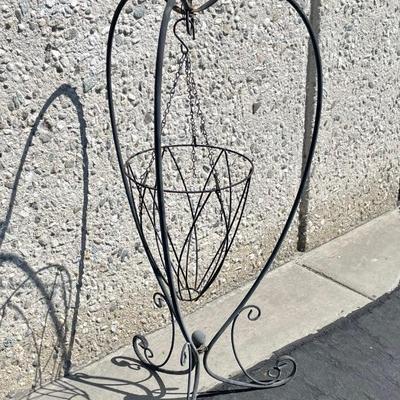 Wrought Iron Heart Shaped Hanging Basket Plant Stand Garden Yard Patio Art