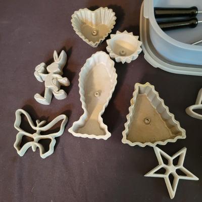 Kelly's Kitchen Timbale Irons, Bread Bags and Cake Decorating (K-DW)