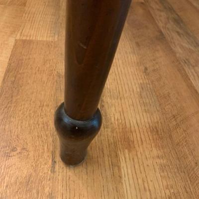 Round Wood Kling Colonial Table With 2 leaves