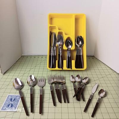 Flatware Set with Yellow Organizer