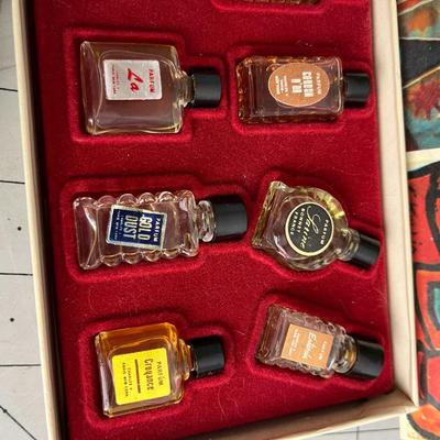 Palette Des Grands Parfums - Mini Perfume Collection and Asian Fan