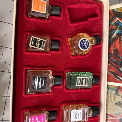 Palette Des Grands Parfums - Mini Perfume Collection and Asian Fan