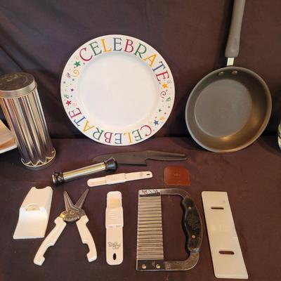 Pampered Chef Cookie Press, Pyrex Baking Dishes, Mixing Bowls, & More (SR-CE)