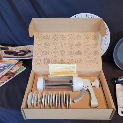 Pampered Chef Cookie Press, Pyrex Baking Dishes, Mixing Bowls, & More (SR-CE)