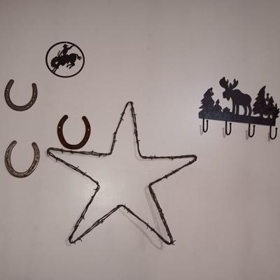 METAL WALL ART AND BARBED WIRE STAR