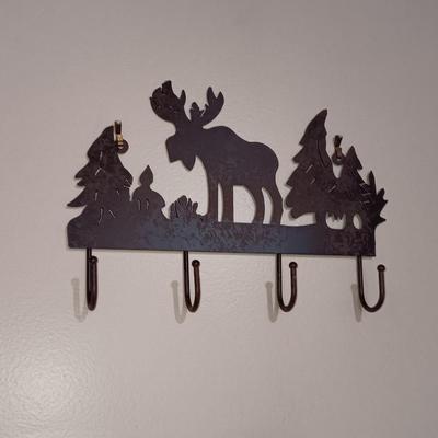 METAL WALL ART AND BARBED WIRE STAR