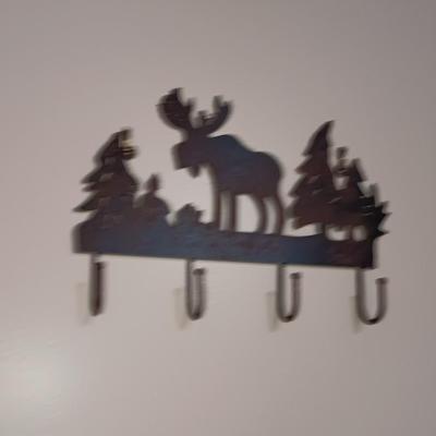 METAL WALL ART AND BARBED WIRE STAR