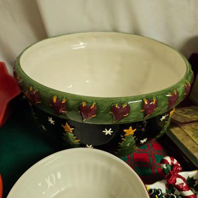 Christmas Linens,  Serving Dishes,  Cups  & More.  (US-JS)