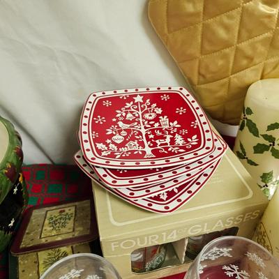 Christmas Linens,  Serving Dishes,  Cups  & More.  (US-JS)