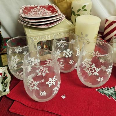 Christmas Linens,  Serving Dishes,  Cups  & More.  (US-JS)