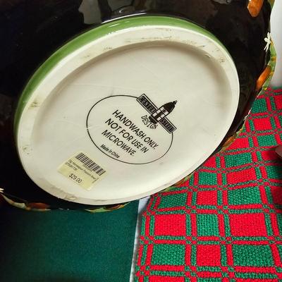 Christmas Linens,  Serving Dishes,  Cups  & More.  (US-JS)