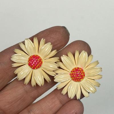 Vintage Retro Plastic Resin Daisy Flower Screw Back Earrings