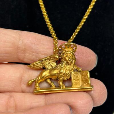 Metropolitan Museum of Art MMA 1984 St. Mark Winged Lion Pendant Pin on Gold Tone Chain