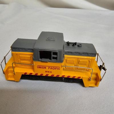 HO Scale Model Train Items  (US-JS)