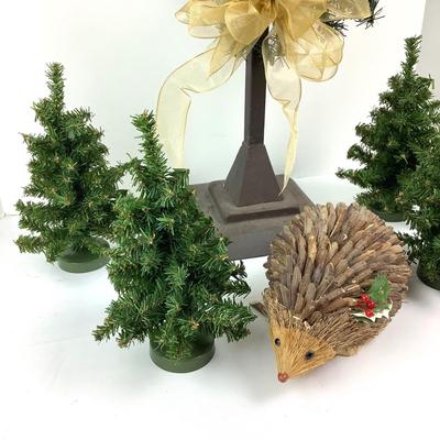 230 Yellow Lab Wreath & Trees