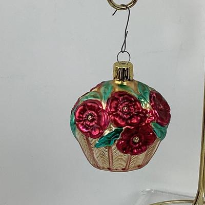 Lot 280 Pair of Vintage Floral Bouquet Basket Blown Glass Ornaments