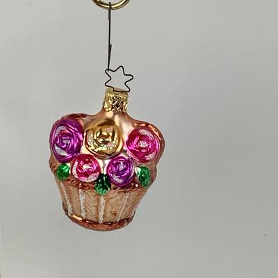 Lot 280 Pair of Vintage Floral Bouquet Basket Blown Glass Ornaments
