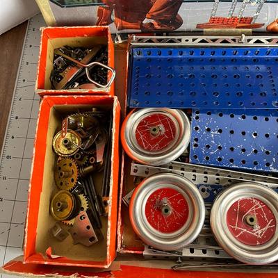 Vintage Game - Erector Set - 100 Toys In One