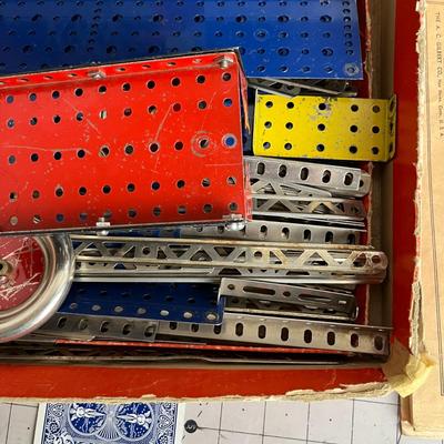 Vintage Game - Erector Set - 100 Toys In One