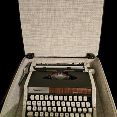 VINTAGE TYPEWRITER