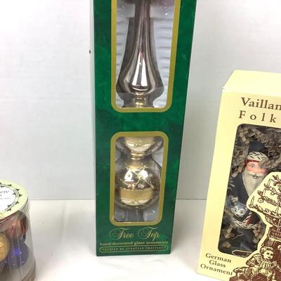 260 Christmas Classics Tree Topper Vaillancourt Santa