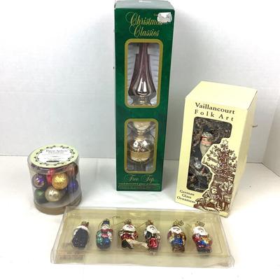 260 Christmas Classics Tree Topper Vaillancourt Santa