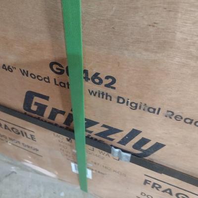 Grizzly Industrial, Inc. Swivel Head Wood Lathe with Digital Readout G0462 and Copy Attachment T2713 New in Box