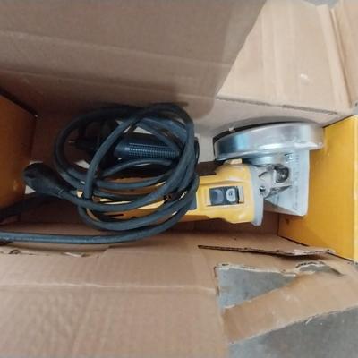 DEWALT HEAVY DUTY ANGLE GRINDER AND WIRE CUTTER KIT