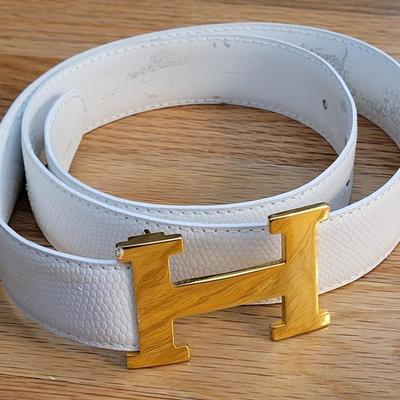 25: Stefano White Belt with H Buckle