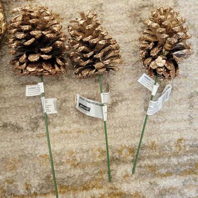 98: Golden Pine Cone Deco