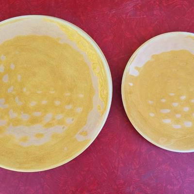 109: Yellow Plastic Plate Set
