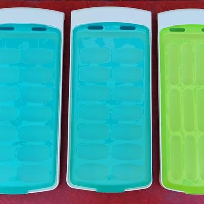 134: Stackable Ice Trays With Fold Back Lid Covers