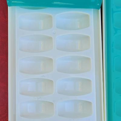 134: Stackable Ice Trays With Fold Back Lid Covers