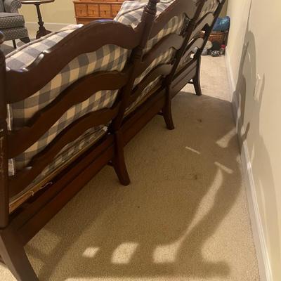 Colonial Style Ladder Back Sofa w/ Plaid Cushions (UD-MG)