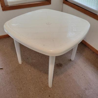 Patio Table and Chairs (SR-DW)