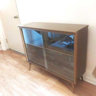 MID CENTURY MODERN TWO TEIR GLASS FRONT DISPLAY CASE