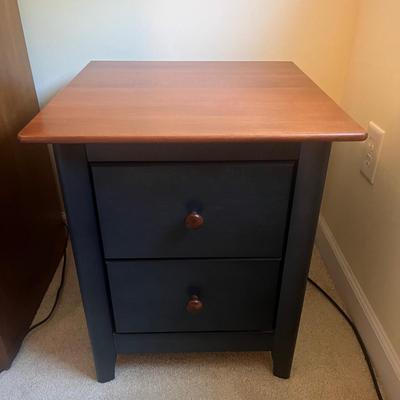 Nadeau Shaker Style End Table w/ Drawers (UO-MG)