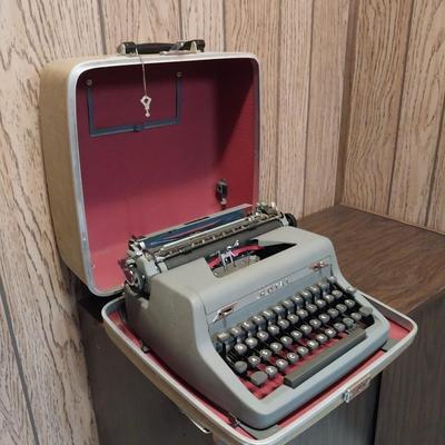 ROYAL PORTABLE MANUEL TYPEWRITER