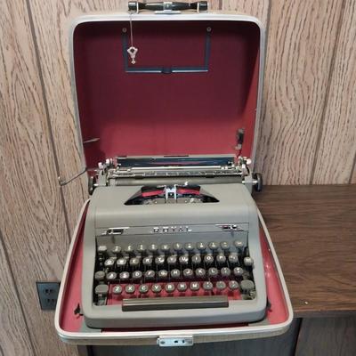 ROYAL PORTABLE MANUEL TYPEWRITER