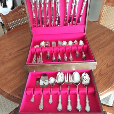 ONIEDA EATING UTENSILS IN WOODEN STORAGE BOX