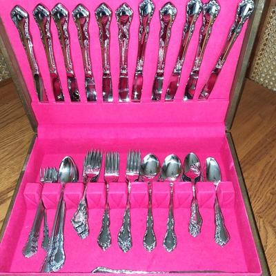 ONIEDA EATING UTENSILS IN WOODEN STORAGE BOX