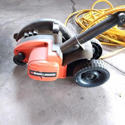 ELECTRIC BLACK & DECKER EDGER WITH LONG EXTENTION CORD