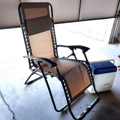 FOLDING LOUNGE CHAIR AND TOTE 18 CARRY COOLER