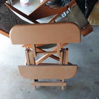 FOLDING CHAIR AND FOLDING SIDE TABLE