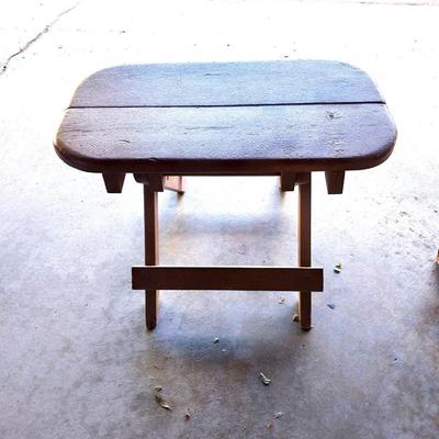 FOLDING CHAIR AND FOLDING SIDE TABLE